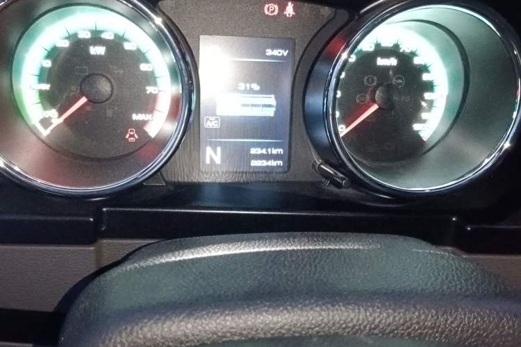 Used Dongfeng Yufeng EM26 2023 High-End Model 41.86 kWh CATL Odometer Close Up