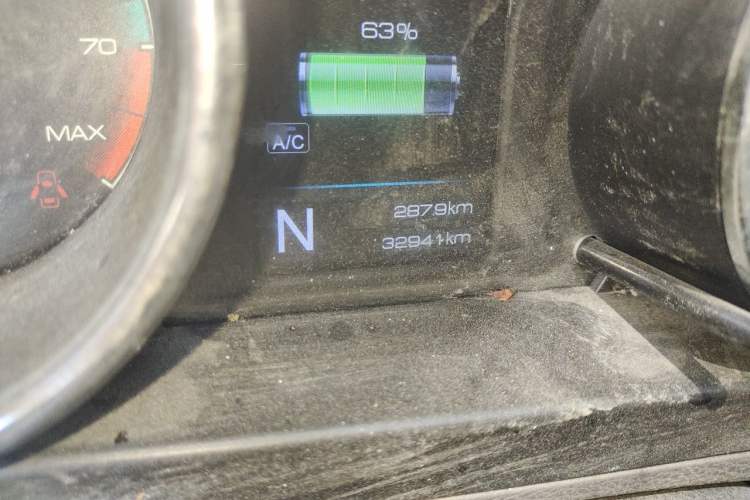 Used Dongfeng Yufeng EM26 2023 High-End Model 41.86 kWh CATL Odometer Close Up