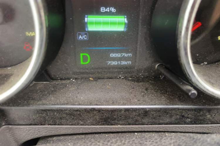 Used Dongfeng Yufeng EM26 2023 High-End Model 41.86 kWh CATL Odometer Close Up