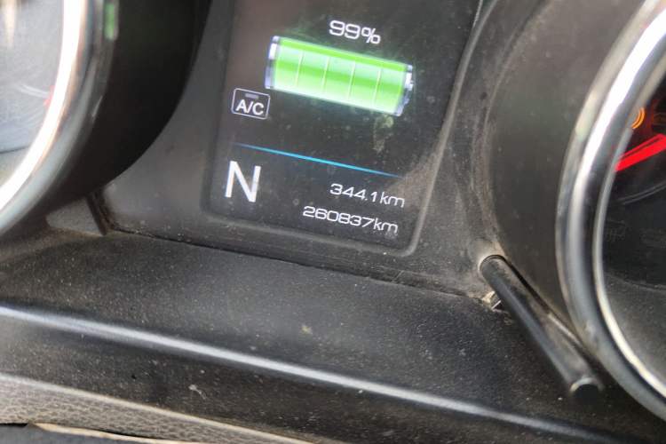 Used Dongfeng Yufeng EM26 2023 High-End Model 41.86 kWh CATL Odometer Close Up