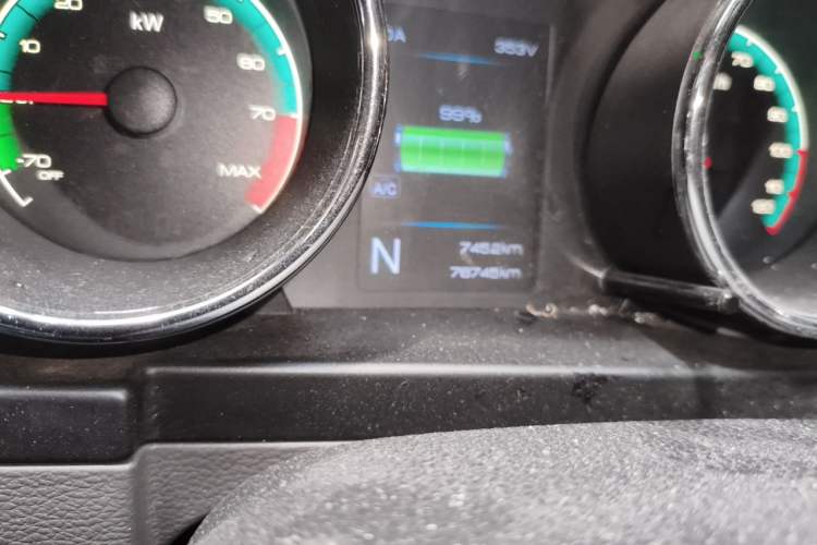 Used Dongfeng Yufeng EM26 2023 High-End Model 41.86 kWh CATL Odometer Close Up