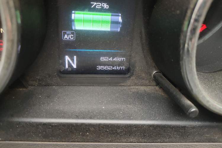Used Dongfeng Yufeng EM26 2023 High-End Model 41.86 kWh CATL Odometer Close Up