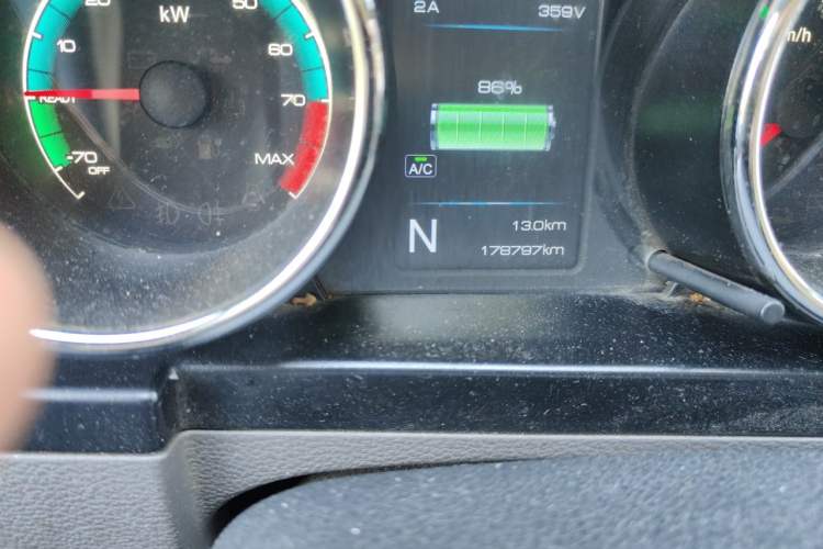 Used Dongfeng Yufeng EM26 2023 Standard Edition 41.472 kWh Henan Lithium Power Odometer Close Up