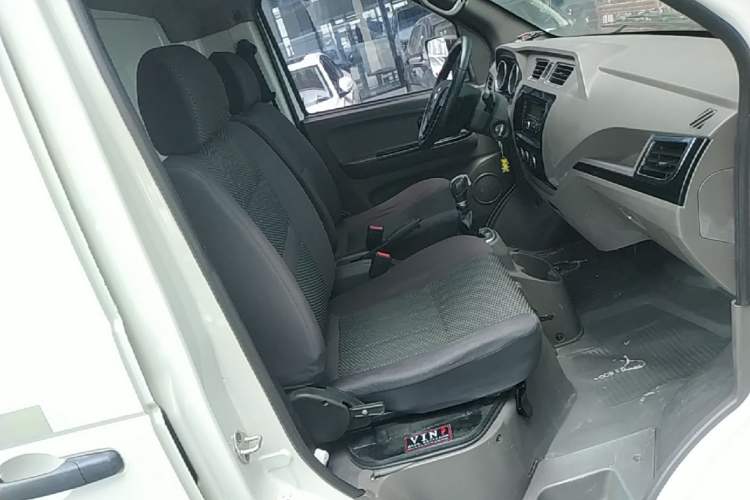 Used Dongfeng Yufeng EM26 2023 High-End Model 41.86 kWh CATL Right Front Seat