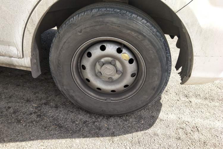 Used Dongfeng Yufeng EM26 2023 High-End Model 41.86 kWh CATL Right Front Wheel Hub