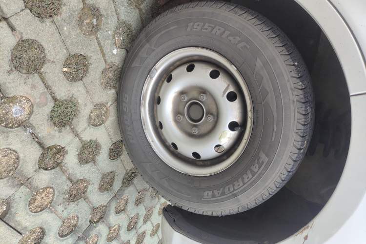 Used Dongfeng Yufeng EM26 2023 Standard Edition 41.472 kWh Henan Lithium Power Right Front Wheel Hub