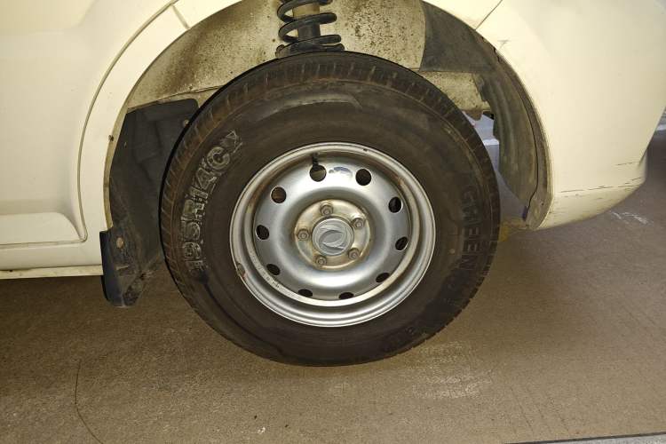 Used Dongfeng Yufeng EM26 2023 High-End Model 41.86 kWh CATL Right Front Wheel Hub
