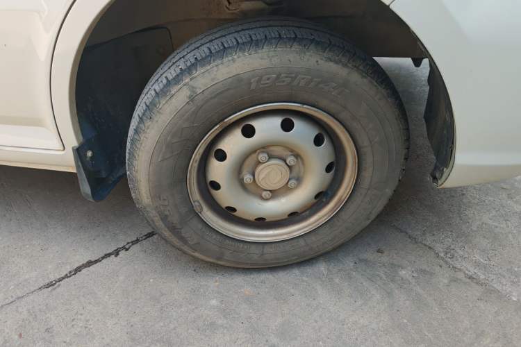 Used Dongfeng Yufeng EM26 2023 Standard Edition 41.472 kWh Henan Lithium Power Right Front Wheel Hub