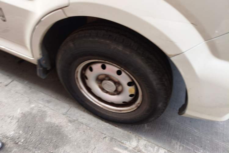 Used Dongfeng Yufeng EM26 2023 High-End Model 41.86 kWh CATL Right Front Wheel Hub