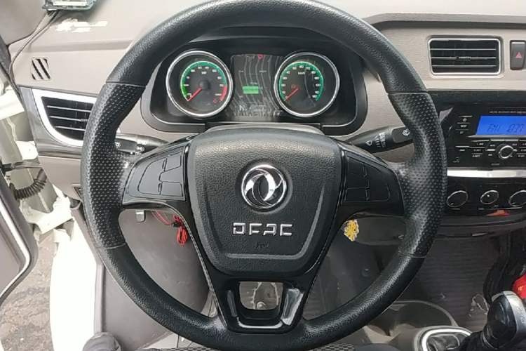 Used Dongfeng Yufeng EM26 2023 High-End Model 41.86 kWh CATL Steering Wheel