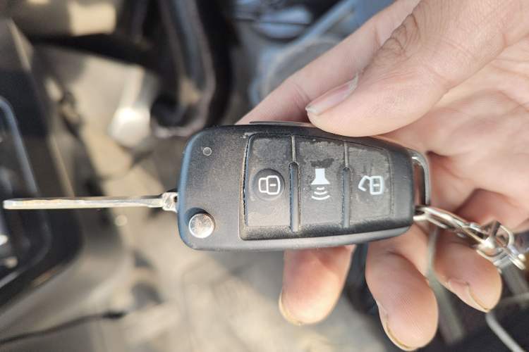 Used Dongfeng Yufeng EM26 2023 Standard Edition 41.472 kWh Henan Lithium Power Vehicle Key