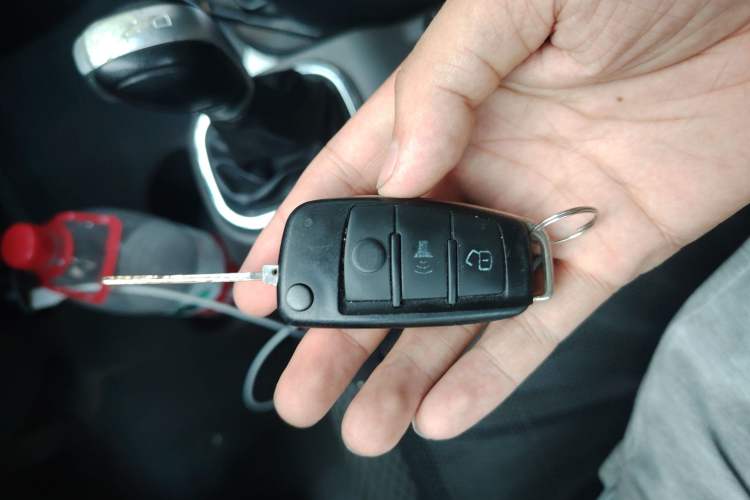 Used Dongfeng Yufeng EM26 2023 Standard Edition 41.472 kWh Henan Lithium Power Vehicle Key