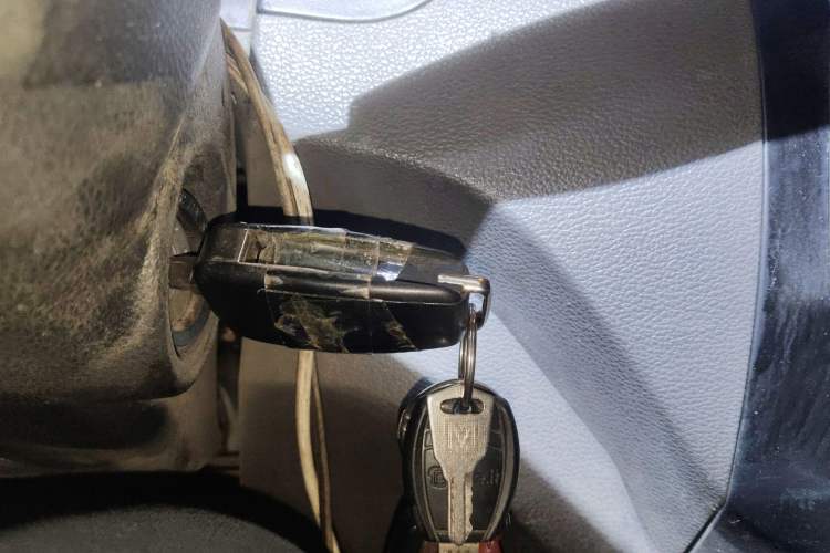 Used Dongfeng Yufeng EM26 2023 Standard Edition 41.472 kWh Henan Lithium Power Vehicle Key
