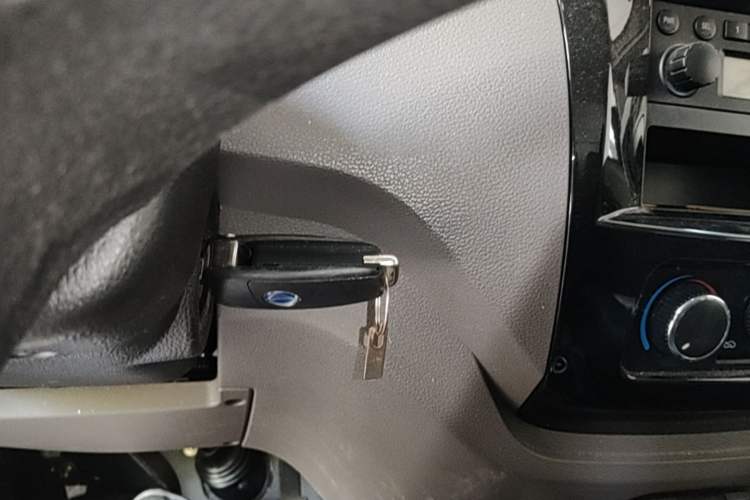 Used Dongfeng Yufeng EM26 2023 Standard Edition 41.472 kWh Henan Lithium Power Vehicle Key