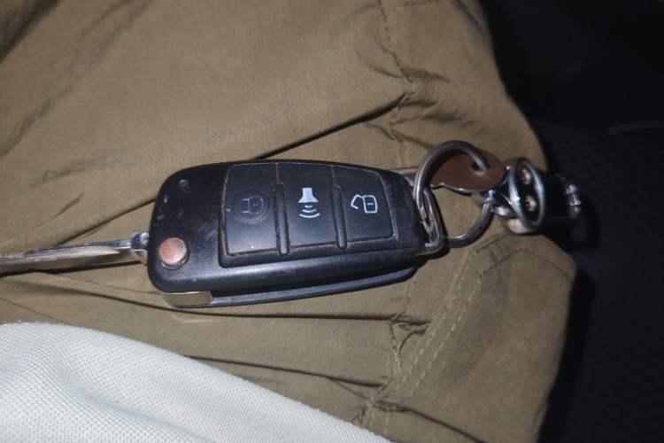 Used Dongfeng Yufeng EM26 2023 Standard Edition 41.472 kWh Henan Lithium Power Vehicle Key