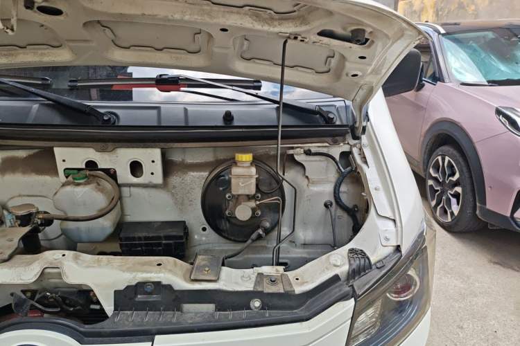 Used Dongfeng Yufeng EM26  Engine Bay Left