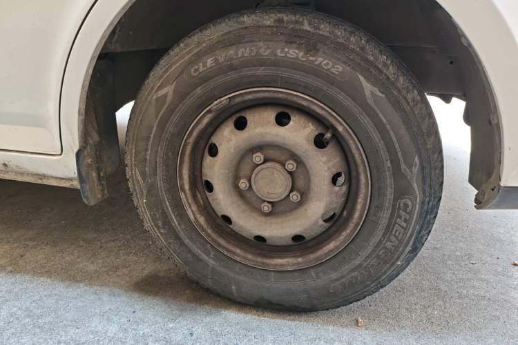 Used Dongfeng Yufeng EM26  Right Front Wheel Hub