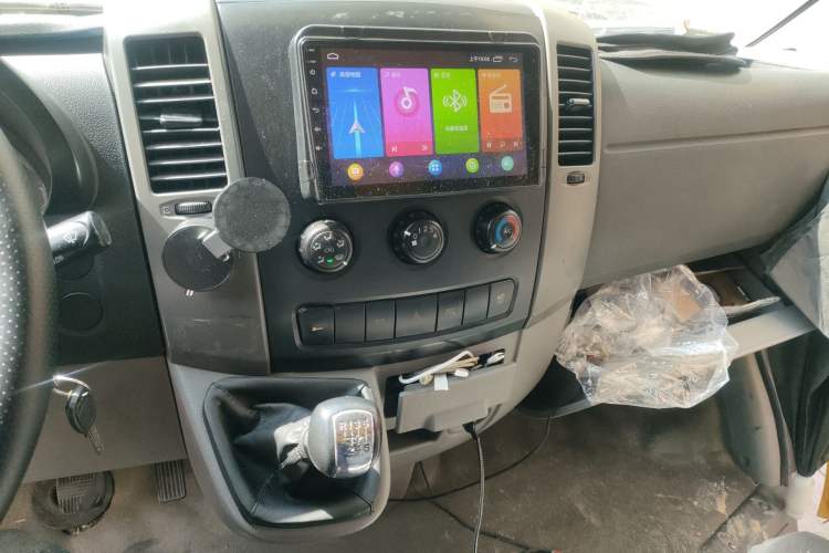 Used Dongfeng Yufeng EV 2018 EA100 Logistics Vehicle 95 kWh Audio And AC Panel