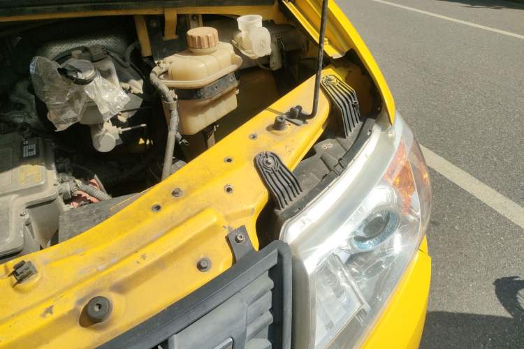 Used Dongfeng Yufeng EV 2018 EA100 Logistics Vehicle 95 kWh Engine Bay Left