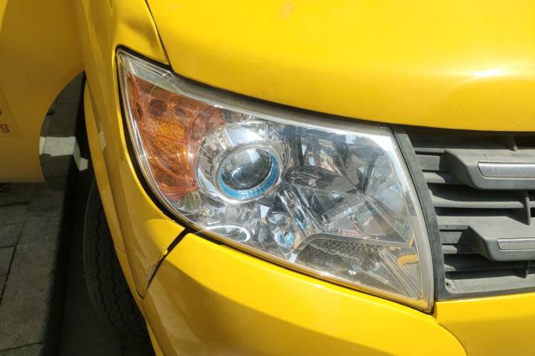 Used Dongfeng Yufeng EV 2018 EA100 Logistics Vehicle 95 kWh Right Front Headlight