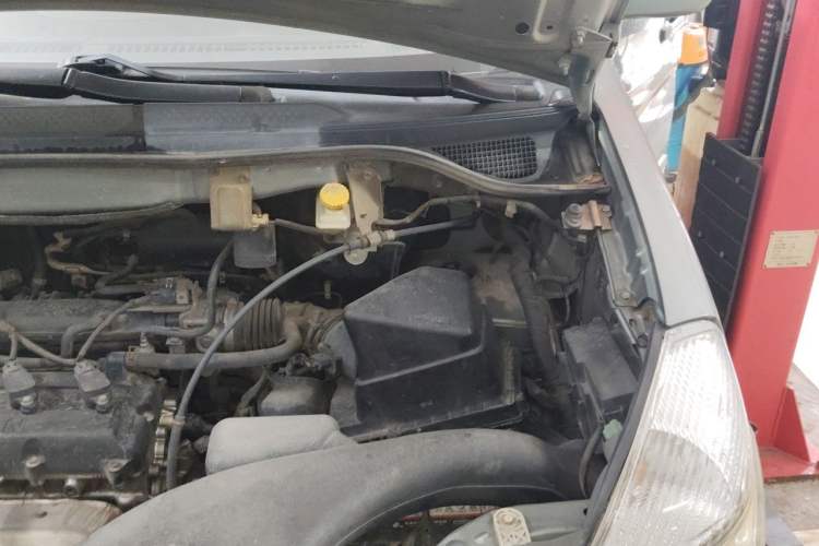 Used Dongfeng Yumsun 2009 2.5L Automatic Luxury Edition Engine Bay Left