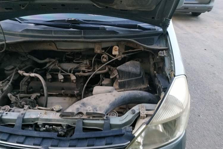 Used Dongfeng Yumsun 2009 2.5L Automatic Luxury Edition Engine Bay Left