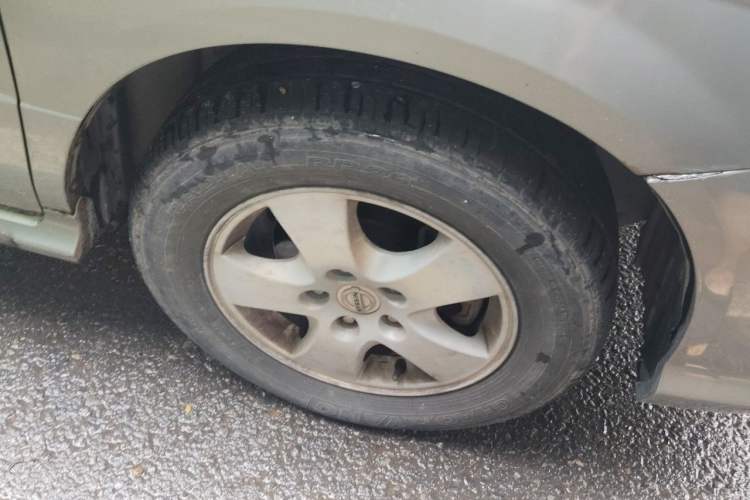 Used Dongfeng Yumsun 2009 2.5L Automatic Luxury Edition Right Front Wheel Hub