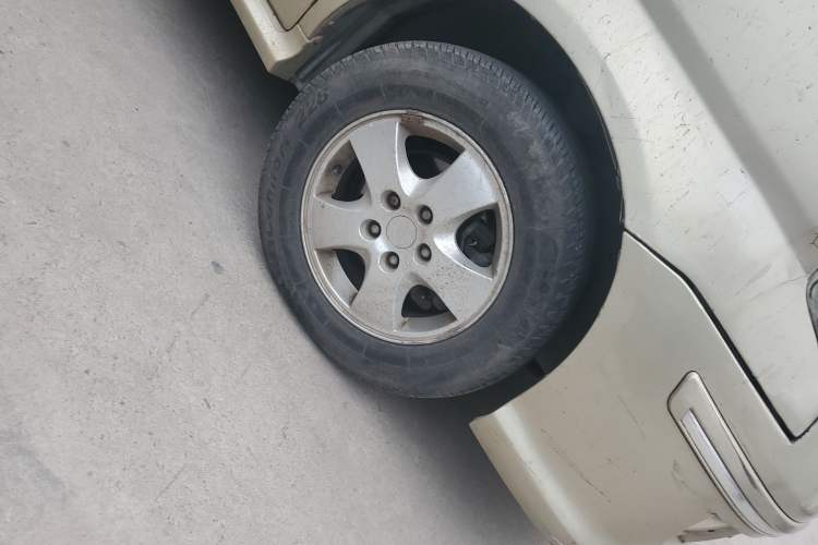 Used Dongfeng Yumsun 2009 2.5L Automatic Luxury Edition Right Front Wheel Hub