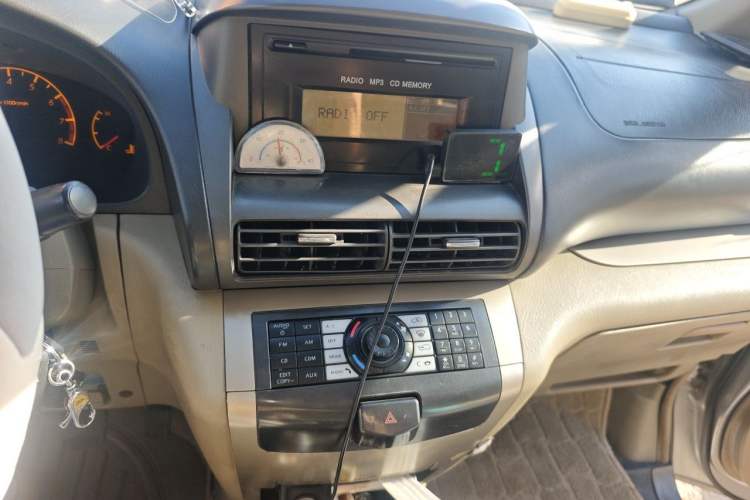 Used Dongfeng Yumsun 2009 2.0L Manual Luxury Edition Audio And AC Panel