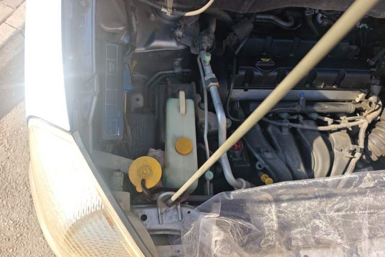 Used Dongfeng Yumsun 2009 2.0L Manual Luxury Edition Engine Bay Right