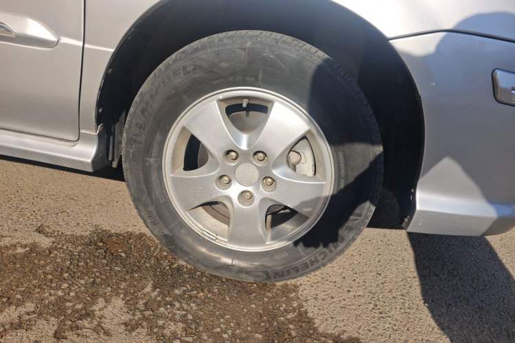 Used Dongfeng Yumsun 2009 2.0L Manual Luxury Edition Right Front Wheel Hub