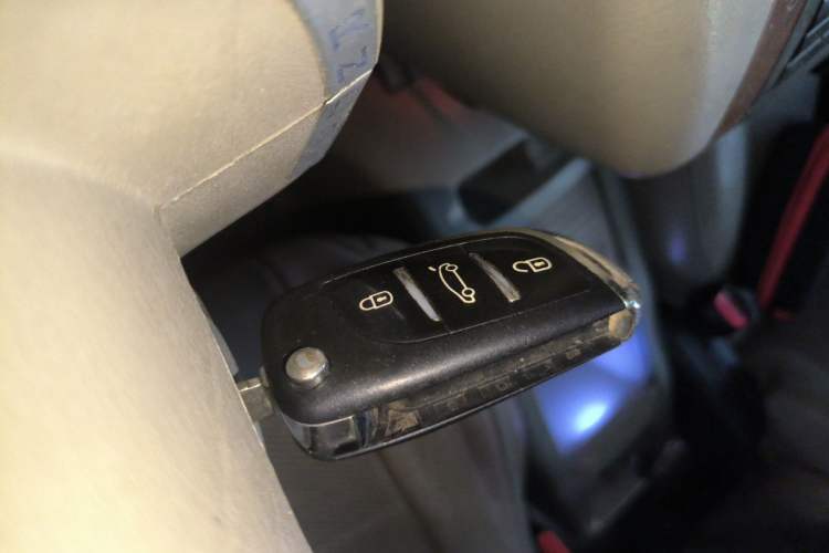Used Dongfeng Yumsun 2009 2.5L Automatic Luxury Edition Vehicle Key