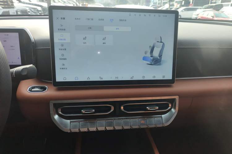 Used Dongfeng Zhengzhou Nissan Z9 2025 GT 2.3T Automatic Diesel 4x4 First-Edition Smart Edition Audio And AC Panel