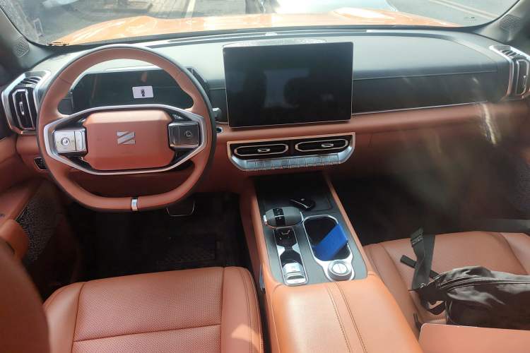 Used Dongfeng Zhengzhou Nissan Z9 2025 GT 2.3T Automatic Diesel 4x4 First-Edition Smart Edition Center Console