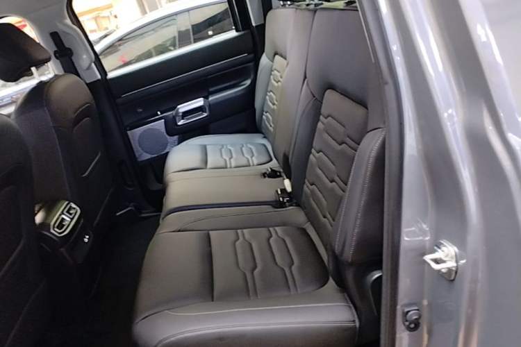 Used Dongfeng Zhengzhou Nissan Z9 2025 GT 2.3T Automatic Diesel 4x4 First Edition – Enjoyment Version Left Rear Seat