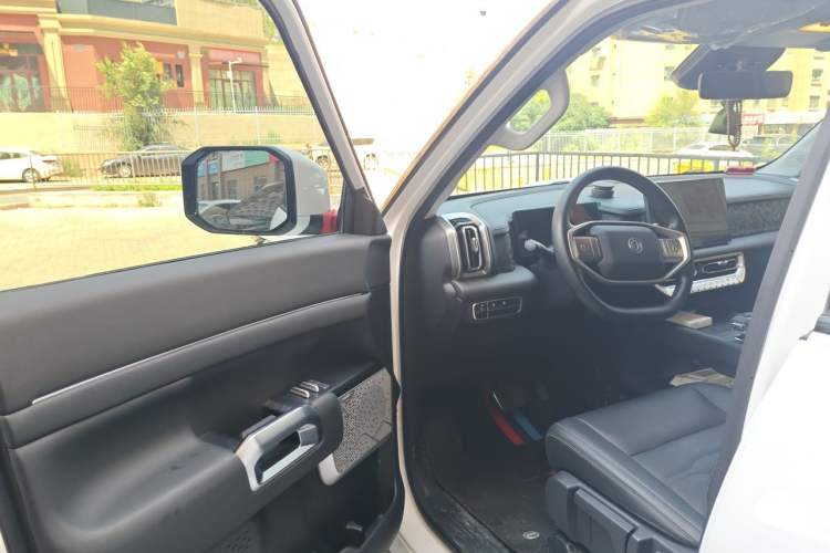 Used Dongfeng Zhengzhou Nissan Z9 2025 2.0T Automatic Gasoline 4WD Enjoyment Edition with Long Cargo Bed Driver Seat