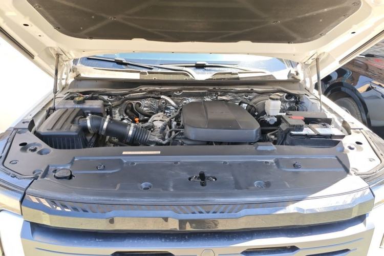 Used Dongfeng Zhengzhou Nissan Z9 2025 2.0T Automatic Gasoline 4WD Enjoyment Edition with Long Cargo Bed Engine Bay