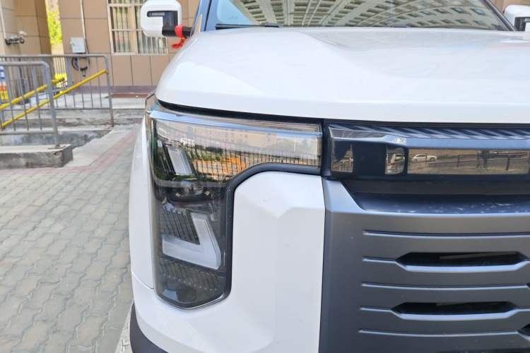 Used Dongfeng Zhengzhou Nissan Z9 2025 2.0T Automatic Gasoline 4WD Enjoyment Edition with Long Cargo Bed Right Front Headlight