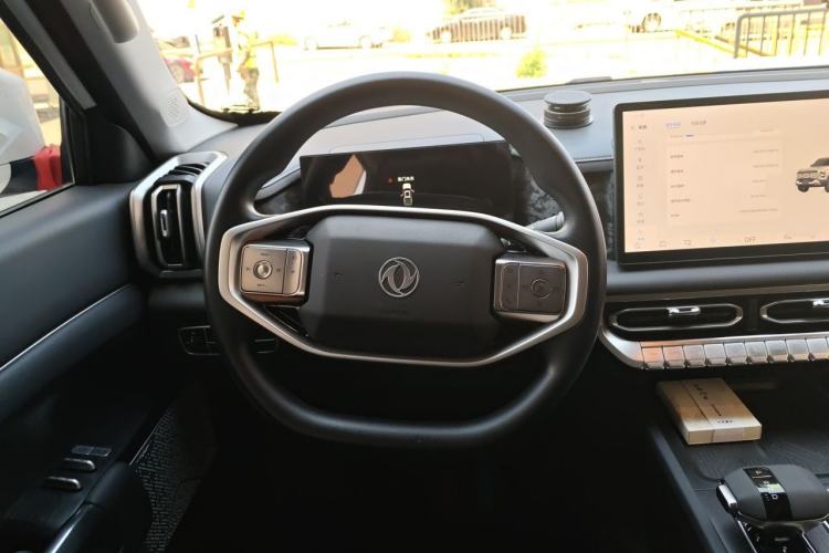 Used Dongfeng Zhengzhou Nissan Z9 2025 2.0T Automatic Gasoline 4WD Enjoyment Edition with Long Cargo Bed Steering Wheel