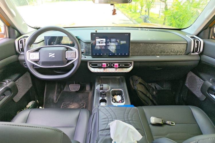 Used Dongfeng Zhengzhou Nissan Z9 2025 2.3T Automatic Diesel Two-Wheel Drive Enjoyment Edition Center Console