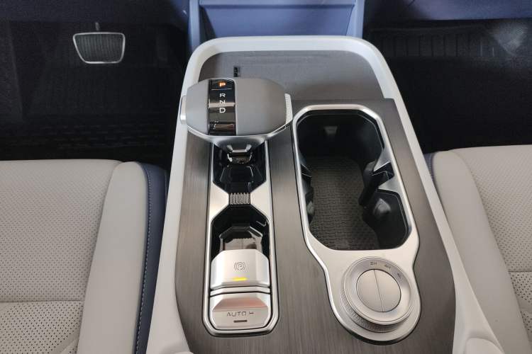 Used Dongfeng Zhengzhou Nissan Z9 GE PHEV 2025 135KM All-Wheel Drive Deluxe Edition Gear Lever