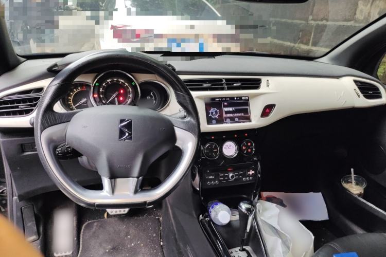 Used DS 3 2012 1.6L Supreme Edition Center Console