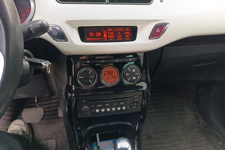 Used DS 3 2012 1.6L Fashion Edition Audio And AC Panel