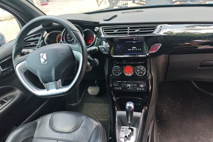 Used DS 3 2012 1.6L Fashion Edition Center Console