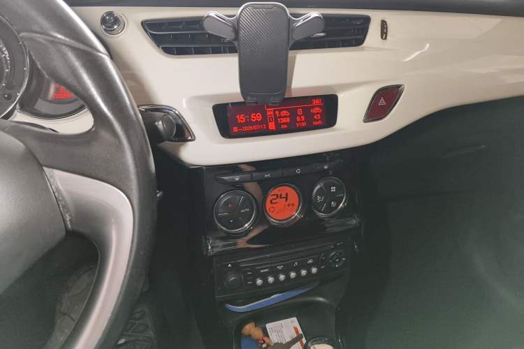 Used DS 3 2012 1.6L Fashion Edition Audio And AC Panel