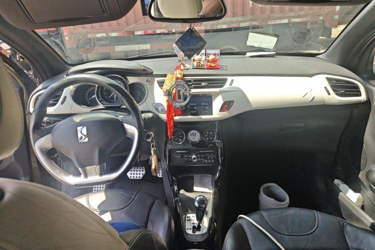 Used DS 3 2012 1.6L Supreme Edition Center Console