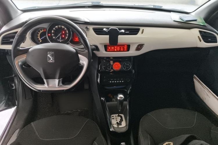Used DS 3 2012 1.6L Fashion Edition Center Console