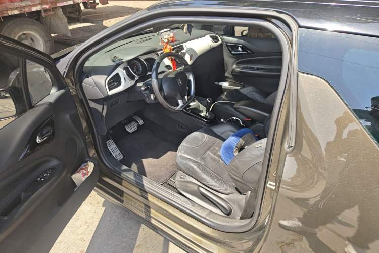 Used DS 3 2012 1.6L Supreme Edition Driver Seat
