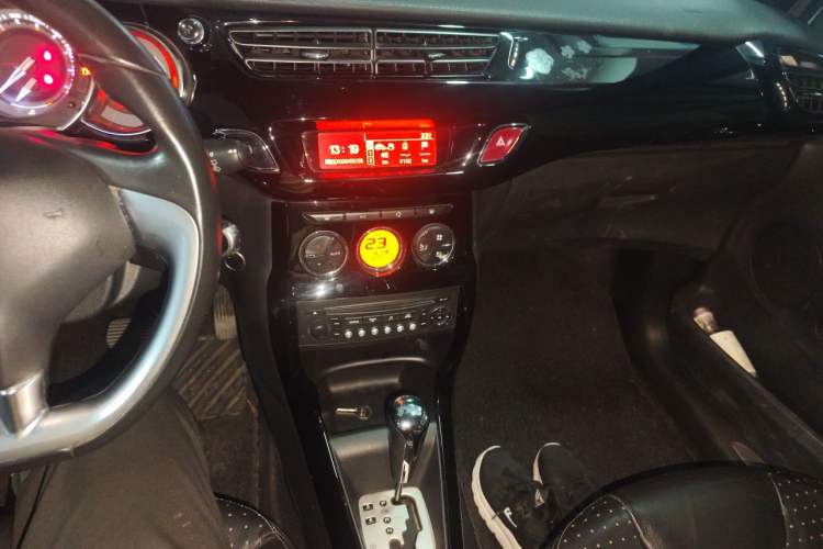 Used DS 3 2012 1.6L Fashion Edition Audio And AC Panel