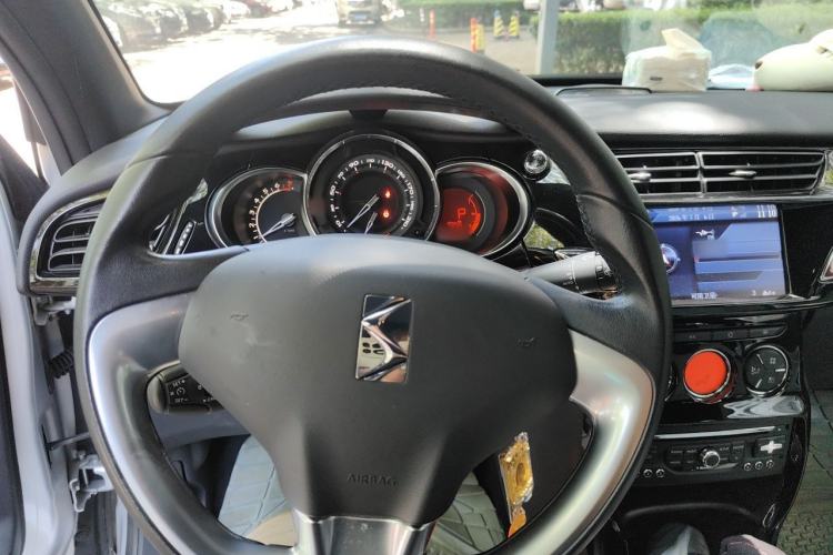 Used DS 3 2012 1.6L Fashion Edition Center Console